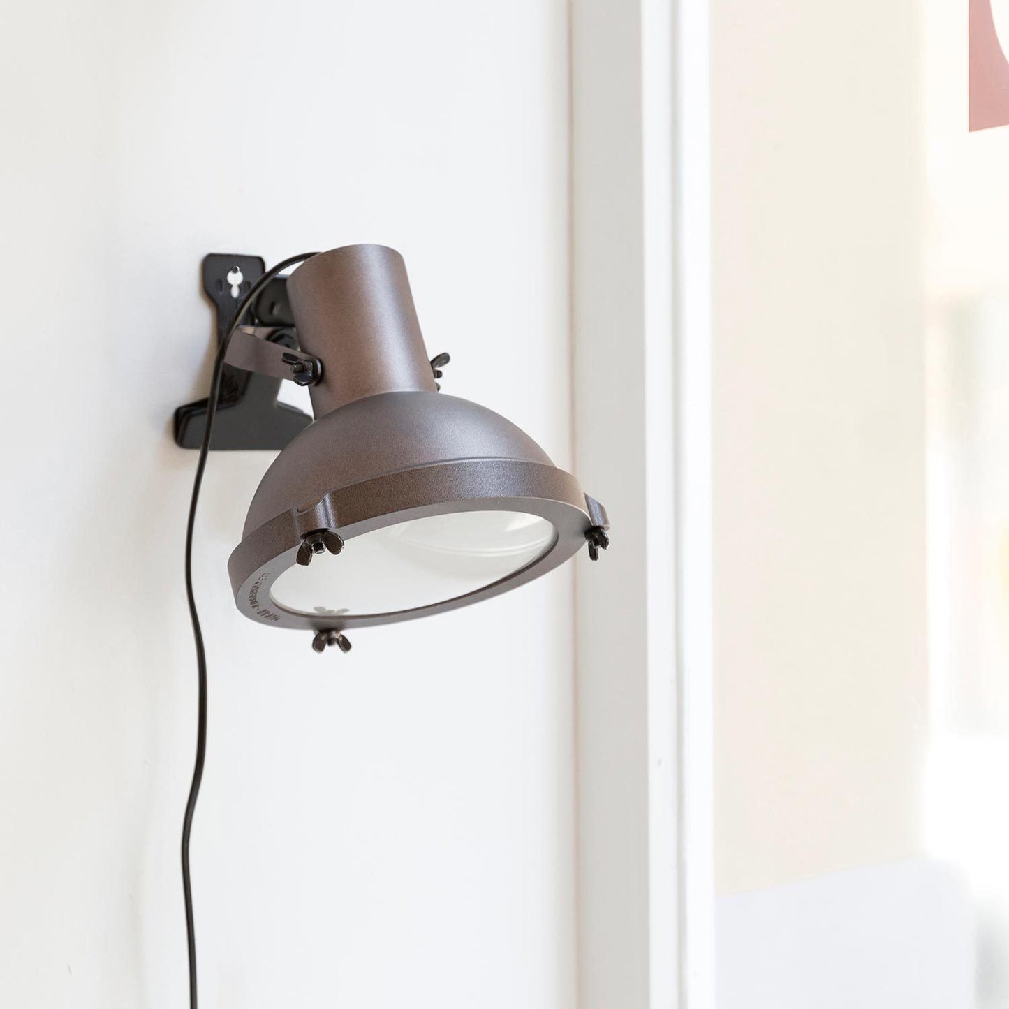 Nemo, Projecteur 165 Clip Wall & Table Lamp, Moka- Placewares
